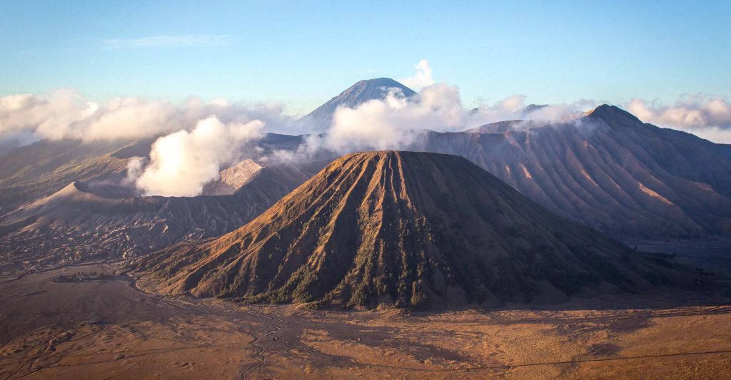 Núi lửa Bromo cũng là một địa điểm tour du lịch Indonesia vô cùng hấp dẫn và thú vị.