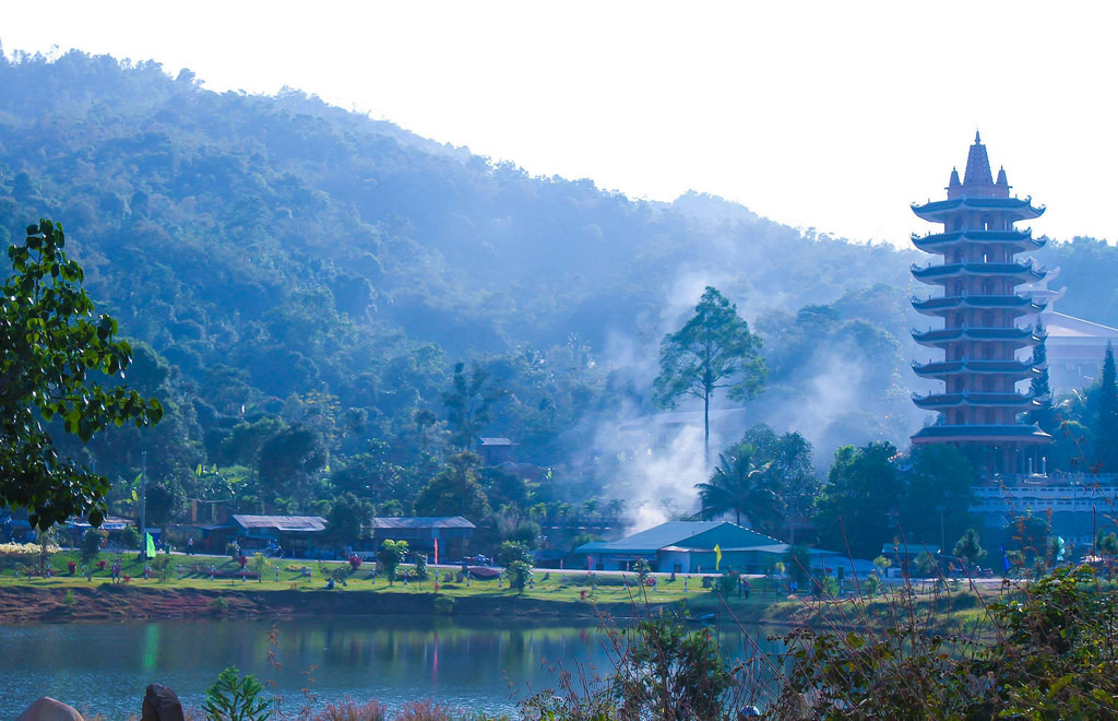 Núi Cấm ẩn hiện đầy huyền ảo, ma mị trong sương sớm. Tour An Giang.