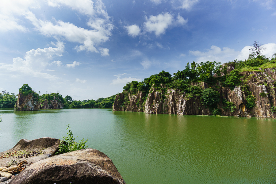 Là người yêu thích thiên nhiên thì không thể không ghé qua núi Sập trong tour An Giang được.