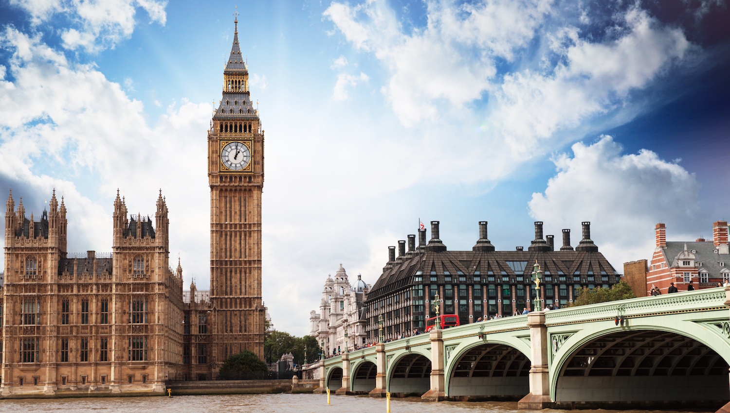 Tháp đồng hồ Big Ben - biểu tượng nổi tiếng của du lịch Anh.