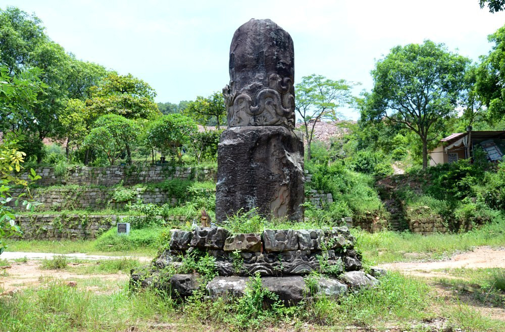 Cột đá huyền bí và nổi tiếng ở chùa Dạm. Tour Bac Ninh.