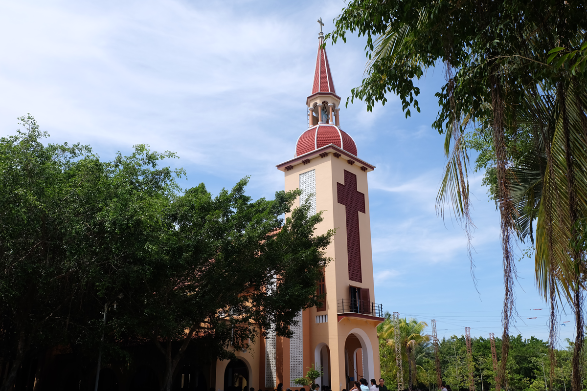 Nhà thờ La Mã sẽ quyến rũ bạn ngay với thiết kế độc đáo của mình. tour bến tre, tour du lich ben tre. 