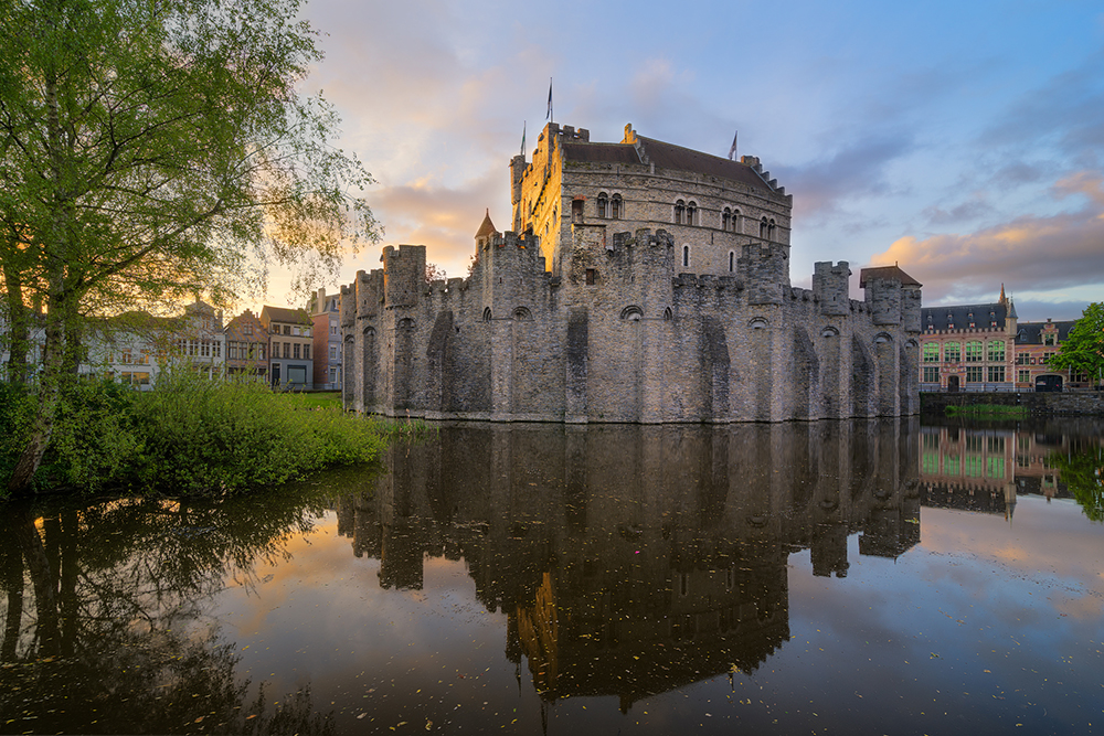 Lâu đài Gravensteen rực rỡ, uy nghiêm trong nắng chiều. Tour du lịch Bỉ.