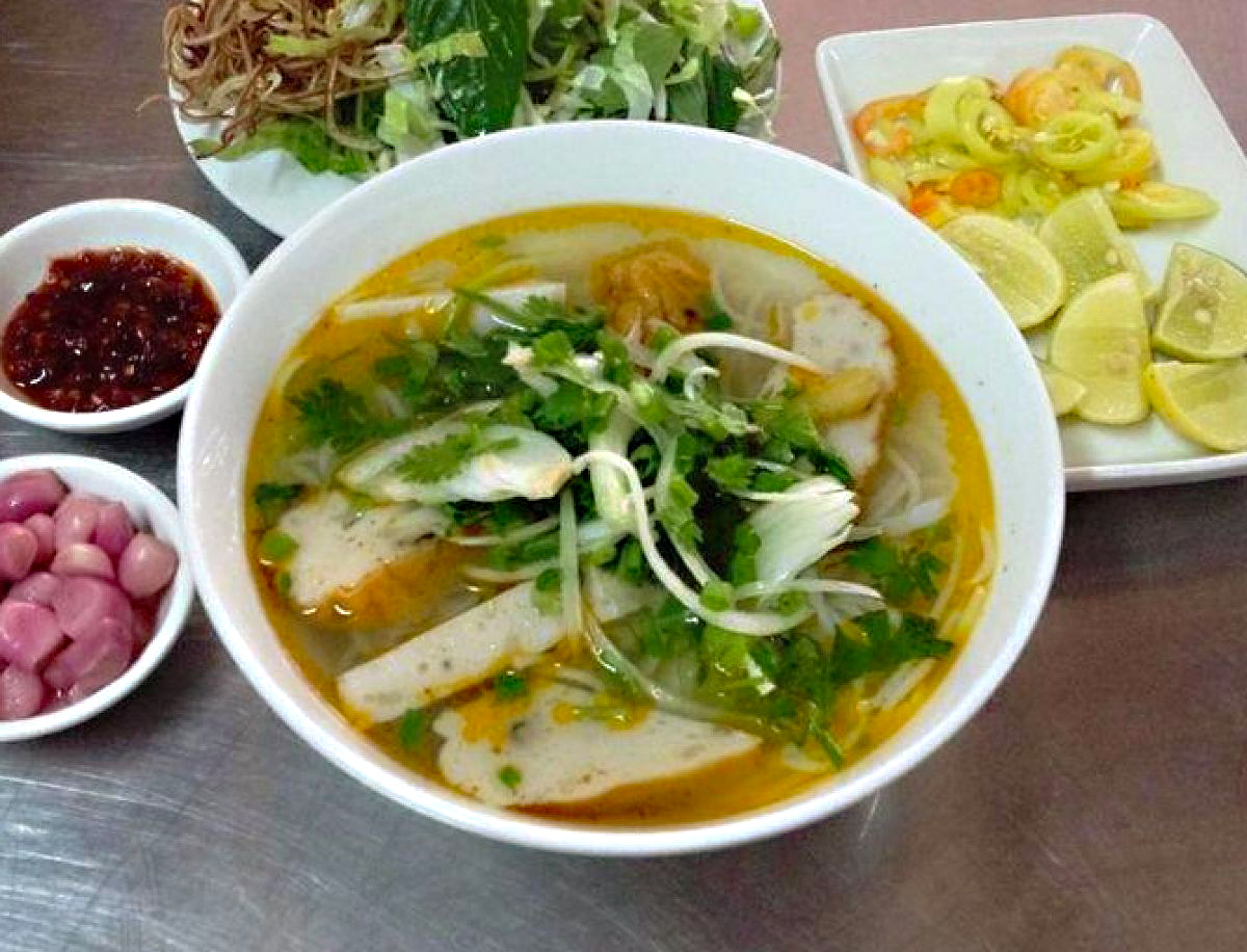 Bún chả cá Quy Nhơn thực sự rất khác biệt, nhất là ở nước dùng và chả cá. 