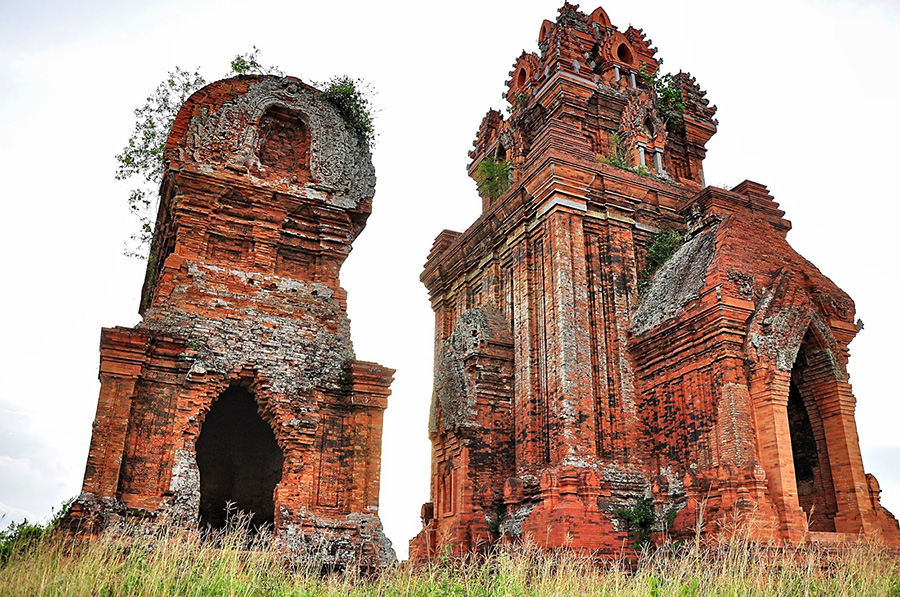 Tháp Bánh Ít vẫn còn phảng phất nét tâm linh cổ kính của văn hóa Chăm. Tour du lich binh dinh, tour binh dinh. 