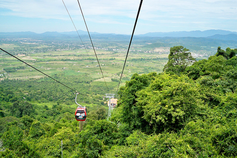 Bạn có thể đi cáp treo để ngắm toàn bộ phong cảnh xung quanh đỉnh núi này. tour bình thuận, tour binh thuan. 