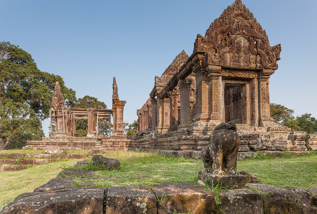 Đền Preah Vihear cổ kính, trầm mặc giữa không gian thiên nhiên cũng là điểm đến tour Campuchia yêu thích của nhiều du khách. 