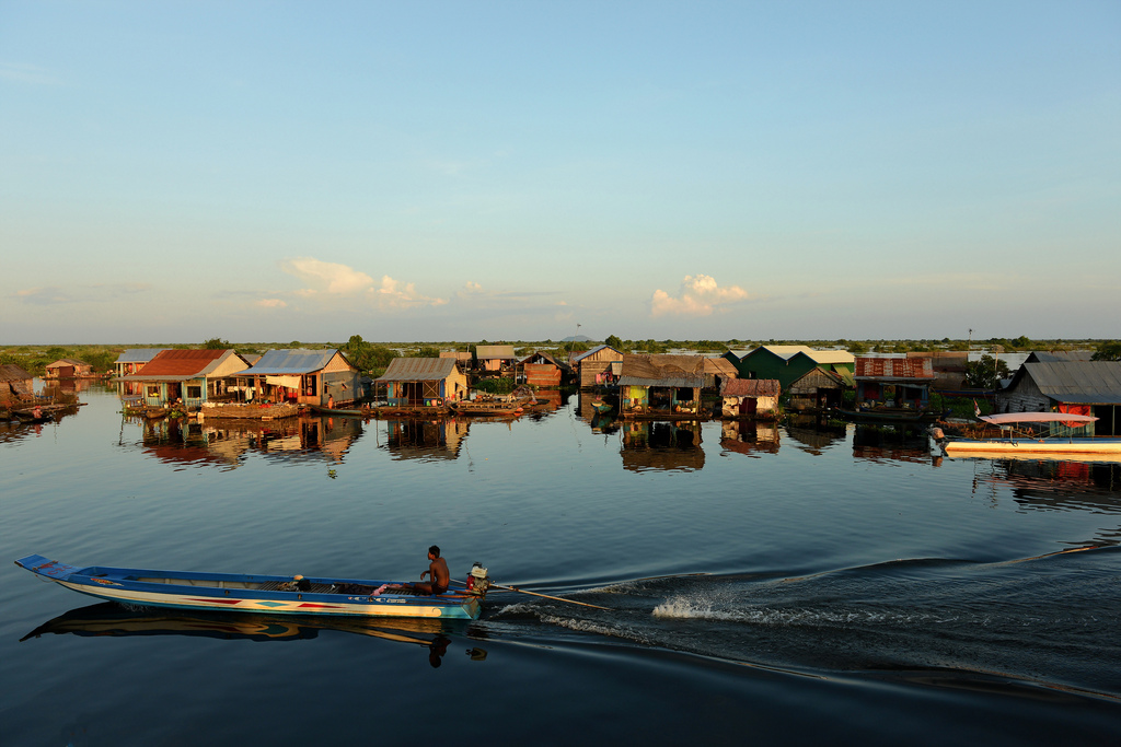 Một buổi chiều bình yên dạo trên hồ Tonle Sap. tour campuchia, tour du lich campuchia.