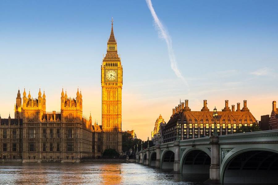 Tháp đồng hồ Big Ben - biểu tượng nước Anh bạn không nên bỏ lỡ trong tour du lịch châu Âu của mình.