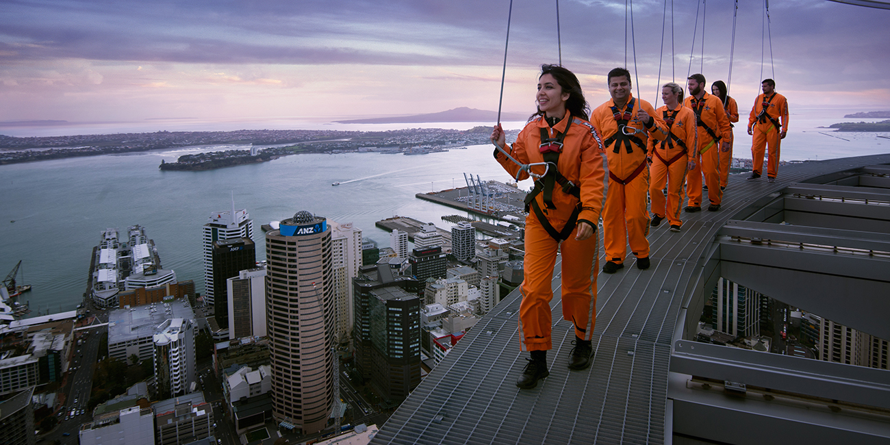 Trải nghiệm đi bộ trên tòa tháp Auckland Sky và ngắm thành phố từ trên cao. tour chau uc.