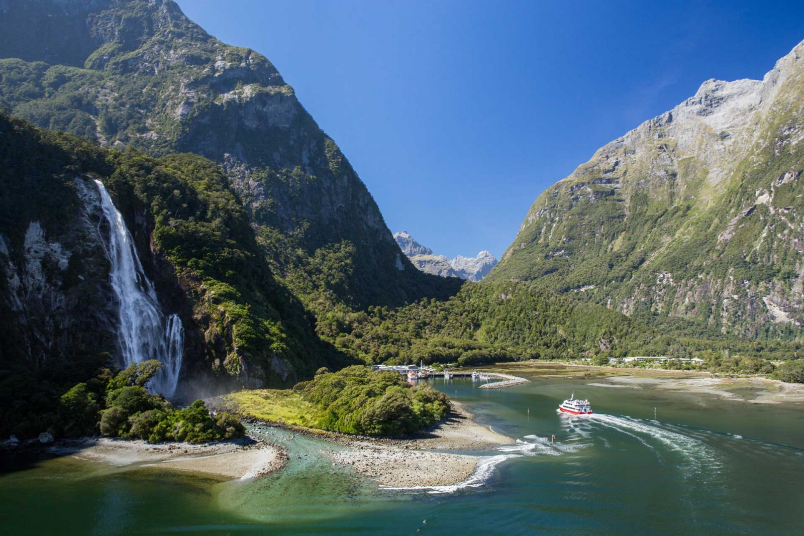 Milford Sound sẽ chào đón bạn với vẻ đẹp thiên nhiên lộng lẫy như thế này. Tour du lịch châu Úc.