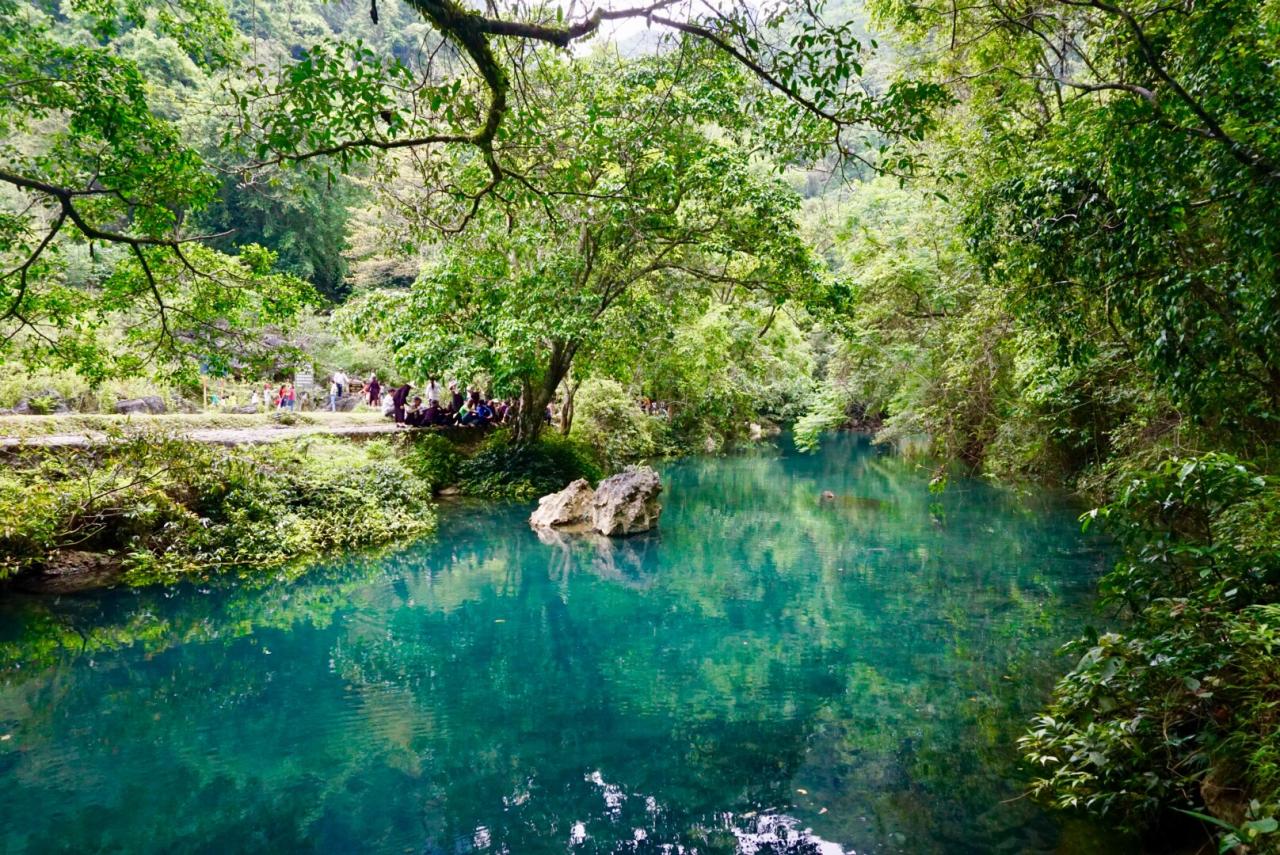 Suối Lê-nin đẹp như tranh vẽ như thế này thì ai mà kiềm lòng được. Tour du lich Dong Bac.