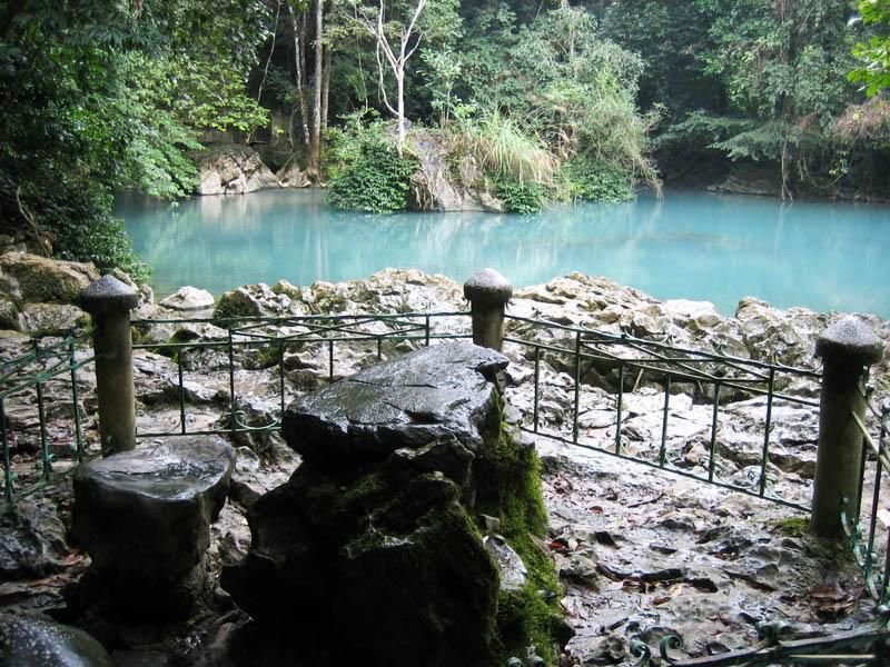 Chiếc bàn đá nơi Bác Hồ đã từng ngồi. Tour Dong Bac.