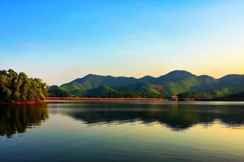 Hồ Núi Cốc lung linh trong nắng chiều. Tour du lich Dong Bac.