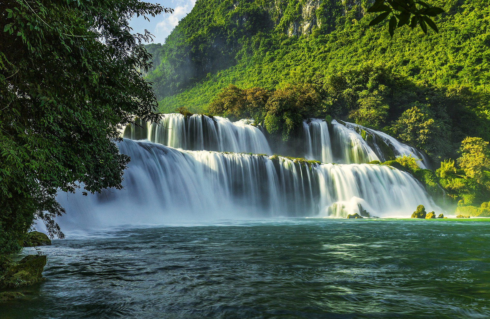 Đi tour Đông Bắc mà không ghé đến thác Bản Giốc thì vô cùng đáng tiếc.