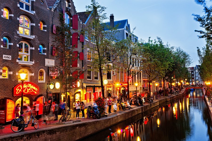 Ở Amsterdam, trải nghiệm đi thuyền trên kênh, ngắm những dãy nhà cổ kính cũng rất đáng thử. Tour Hà Lan.