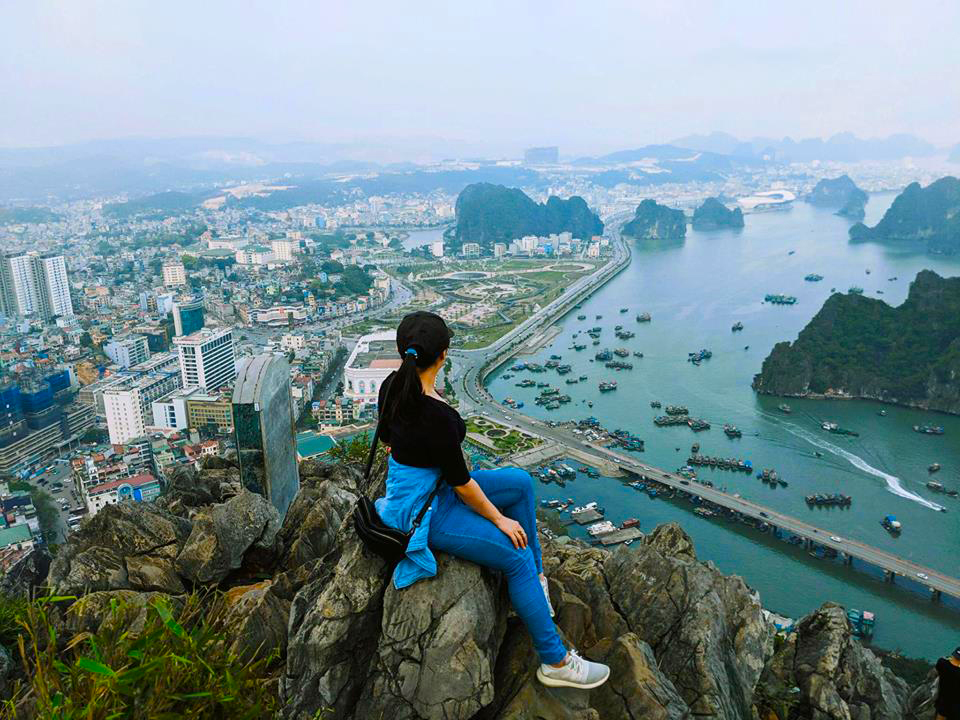 Lên đỉnh Bài Thơ, bạn có thể thu cả Hạ Long vào trong tầm mắt. tour du lich ha long