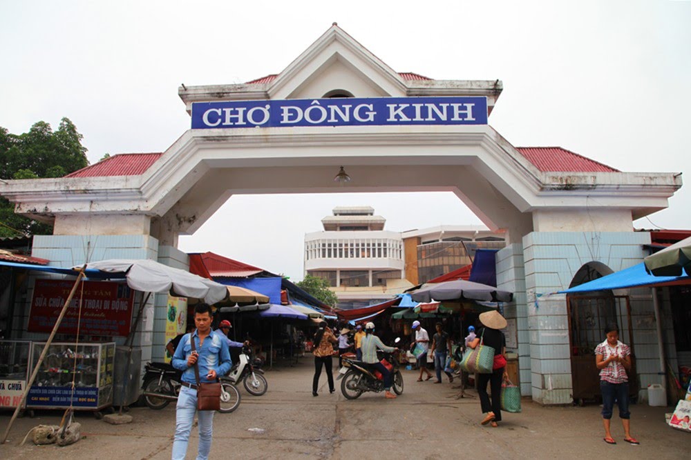 Chợ Đông Kinh, nơi mua sắm quà lưu niệm lý tưởng cho tour du lịch Lạng Sơn của bạn.