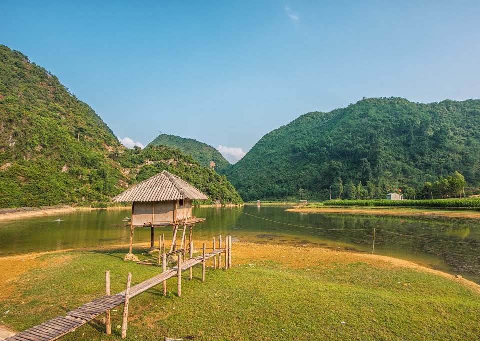 Hồ Pác Mỏ hoang sơ và mộng mơ thế này thì ai mà chẳng yêu cơ chứ. Tour du lịch Lạng Sơn. 