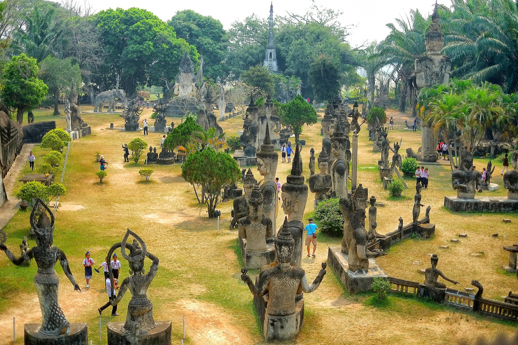 Đi tour Lào mà không ghé thăm vườn tượng Phật thì bạn phải hối tiếc đấy.