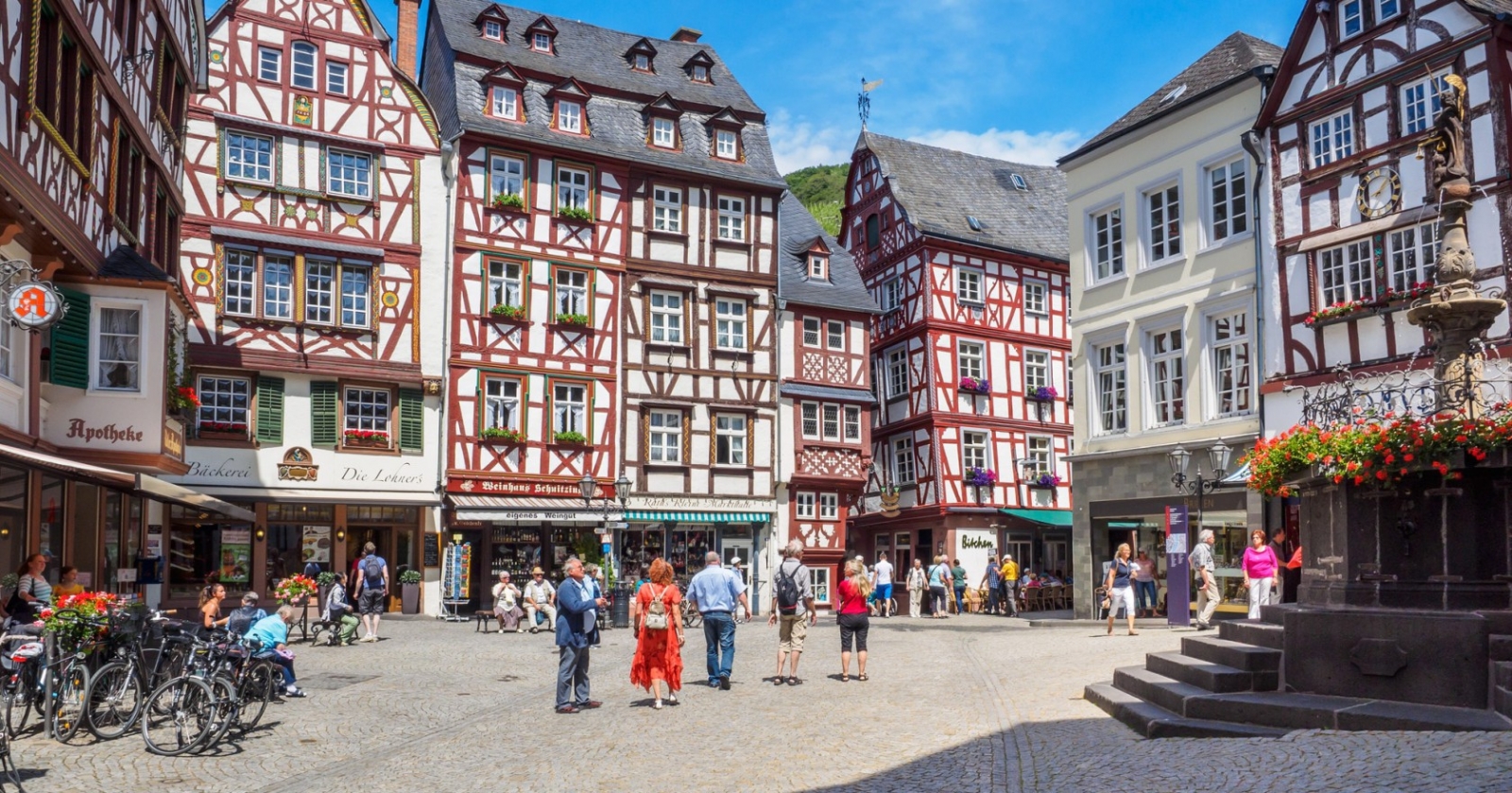 Bernkastel-Kues sẽ đưa bạn chìm vào một thế giới màu nhiệm như cổ tích khi đi tour du lịch Luxembourg. 