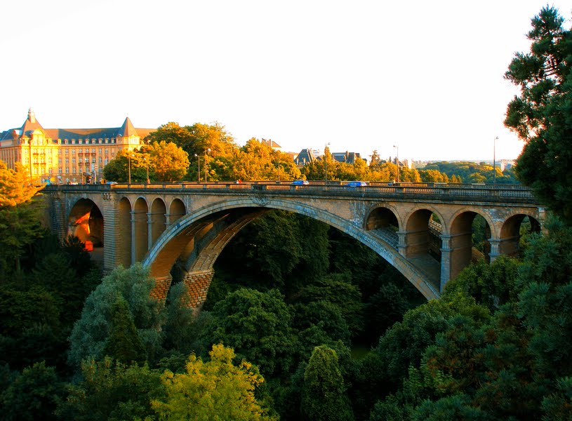 Cây cầu Adolphe xinh đẹp - biểu tượng độc lập của Luxembourg - bạn đừng quên ghé tham quan khi đi tour du lịch Luxembourg nhé!