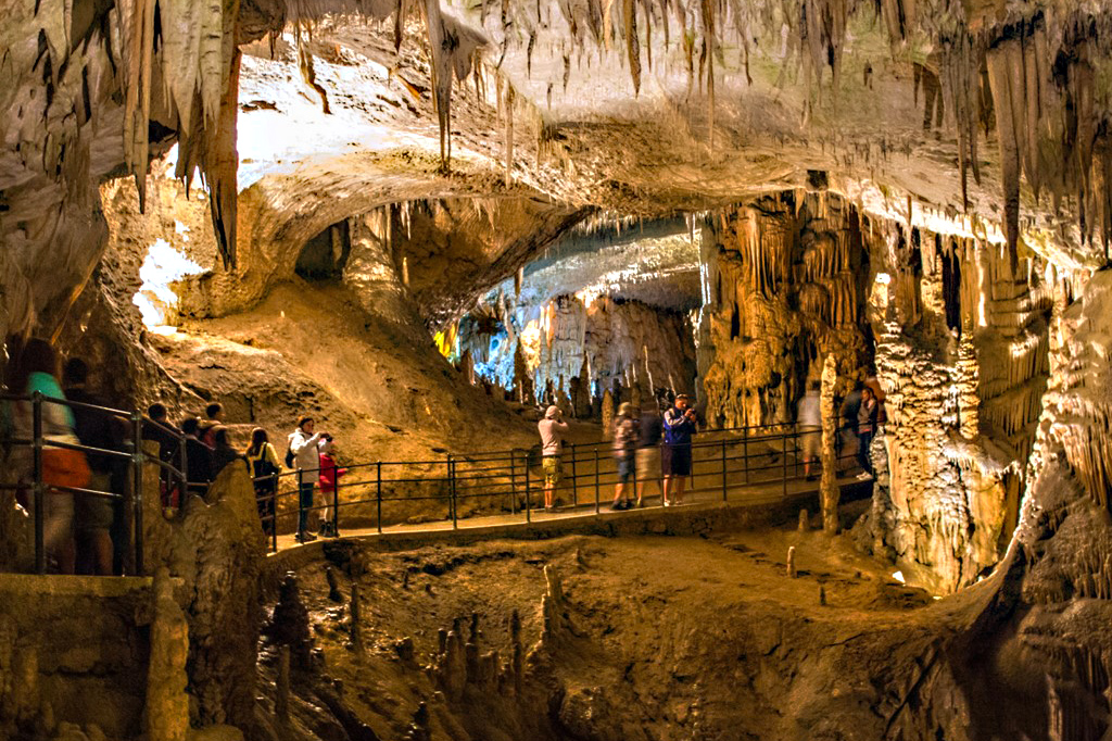 Hang Mỏ Luông ấn tượng với những tấm màn nhũ đá ấn tượng. tour du lich mai chau, tour du lịch mai châu.