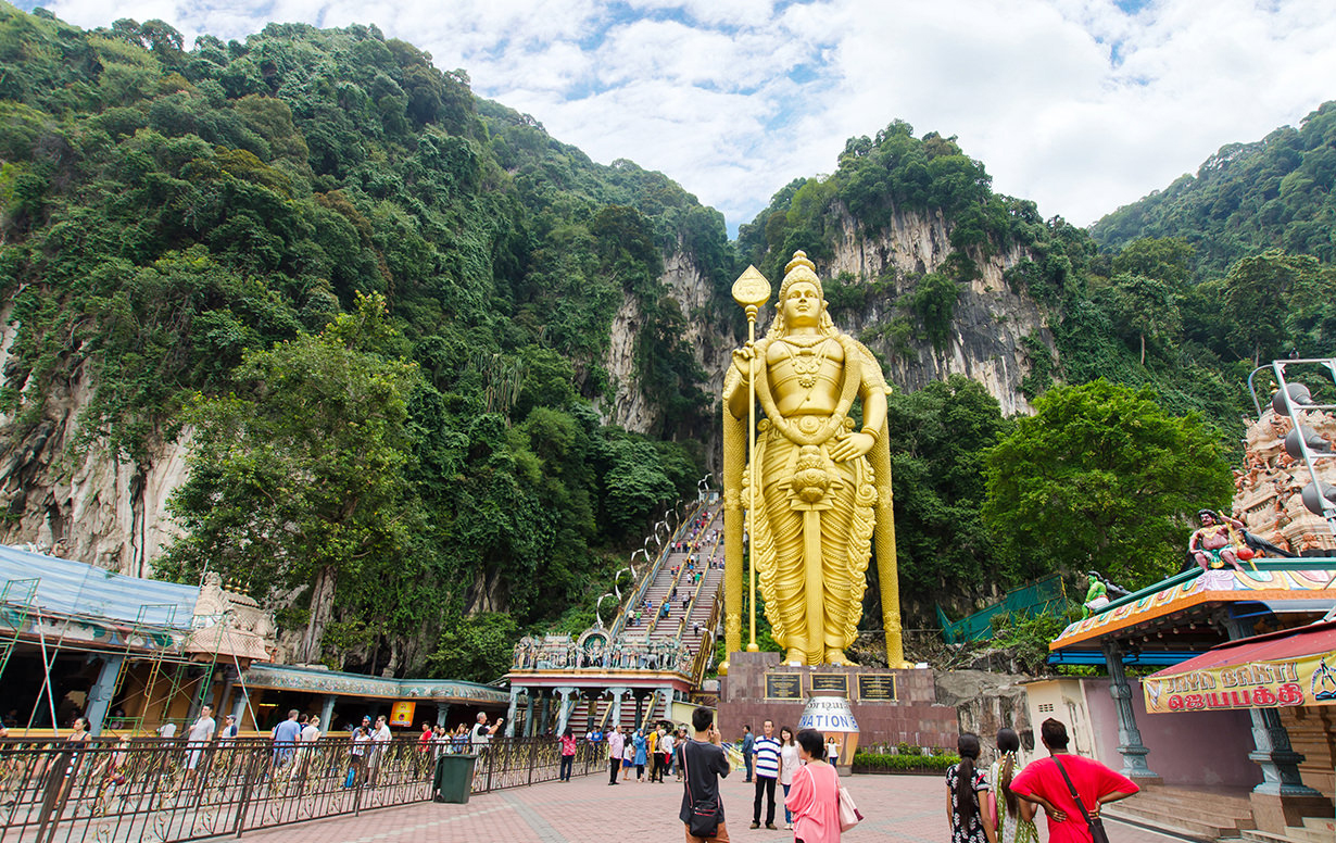 Đi tour du lịch Malaysia, bạn nhất định phải ghé qua động Batu nhé.