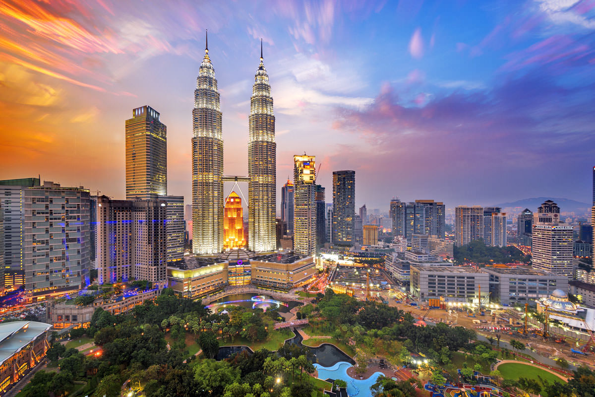 Đi tour du lịch Malaysia đến Kuala Lumpur bạn phải làm vài pô với tòa tháp đôi Petronas nổi tiếng nhé. Tour Malaysia.