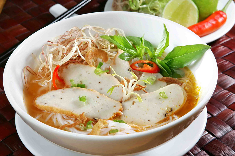 Bánh canh - món ăn yêu thích của nhiều khách đi tour du lịch miền Trung.