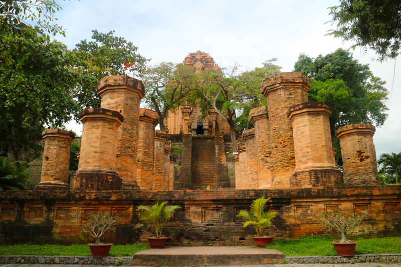 Tháp Bà Ponagar ở Nha Trang cực kỳ bí ẩn, mê hoặc. tour du lich mien trung.