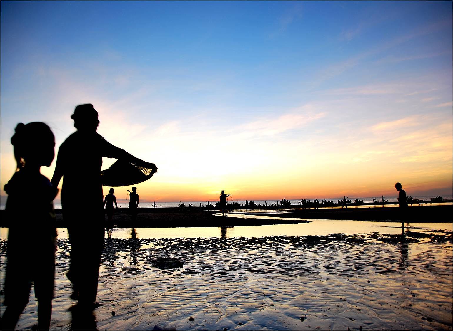 Biển Thuận An tinh khôi vào sáng sớm. Tour du lich mien trung.