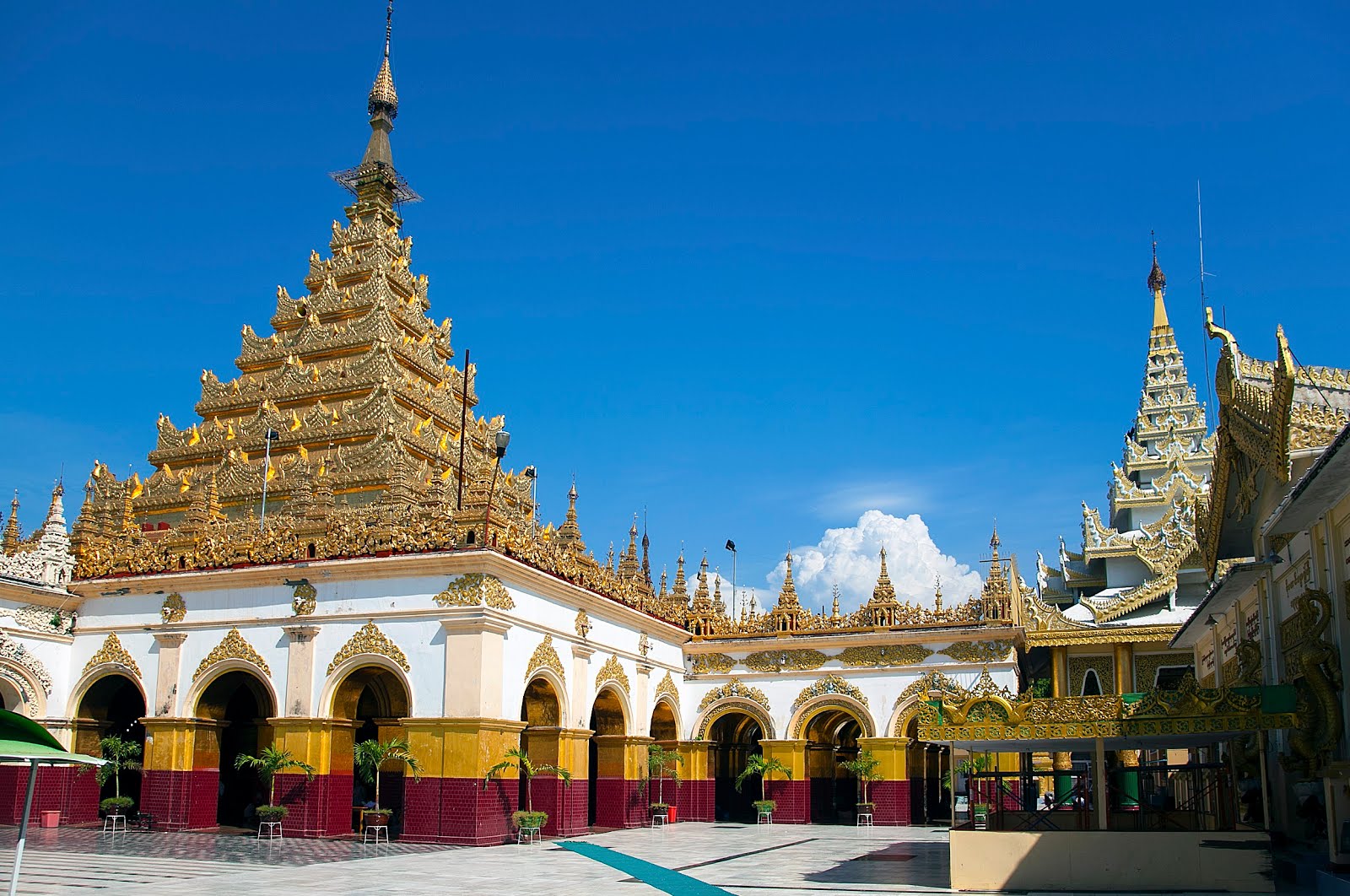 Bạn cũng nhớ ghé thăm ngôi đền này trong tour du lịch Myanmar của mình nhé.