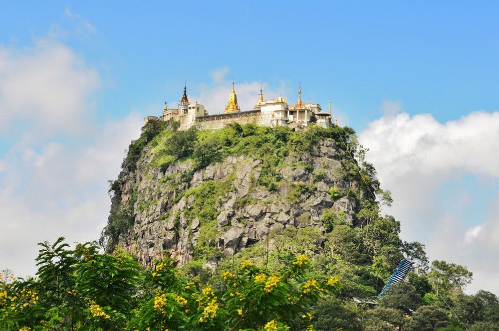 Nằm trên một đỉnh núi cao, Taung Kalat cũng là thỏi nam châm hút khách du lịch Myanmar rất đông đảo.