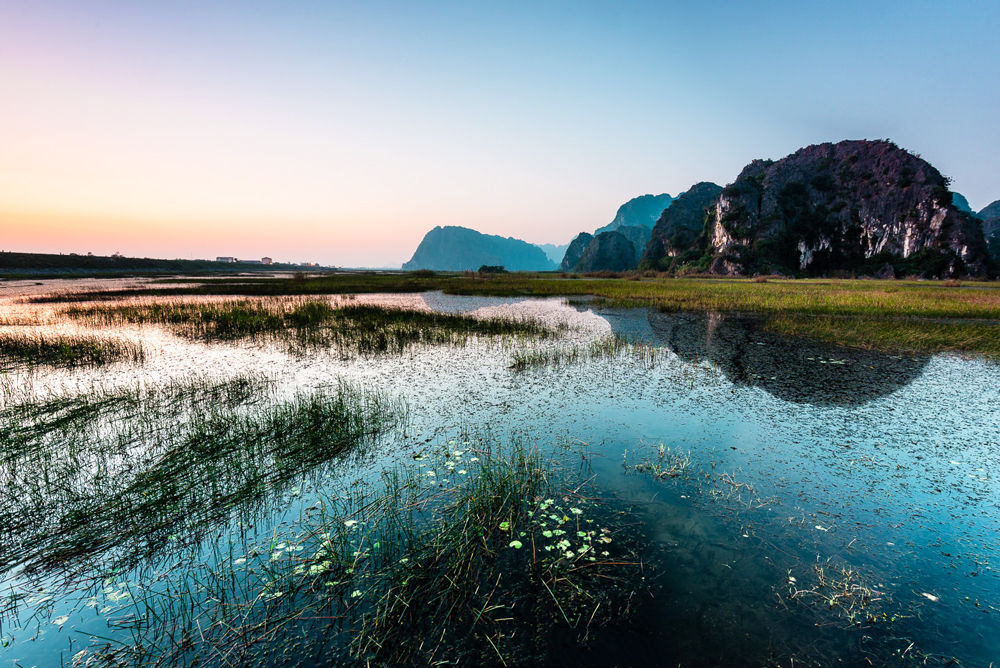 Khu bảo tồn Vân Long sở hữu vẻ đẹp long lanh đáy nước in trời. Tour du lich Ninh Binh.