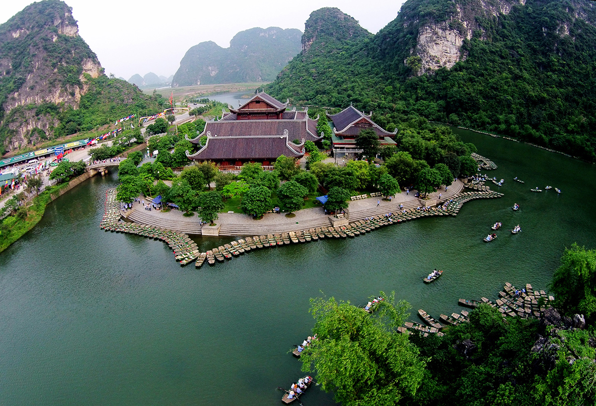 Đi tour Ninh Bình vào mùa xuân sẽ thây cảnh sắc sinh động, tươi tắn hơn. 