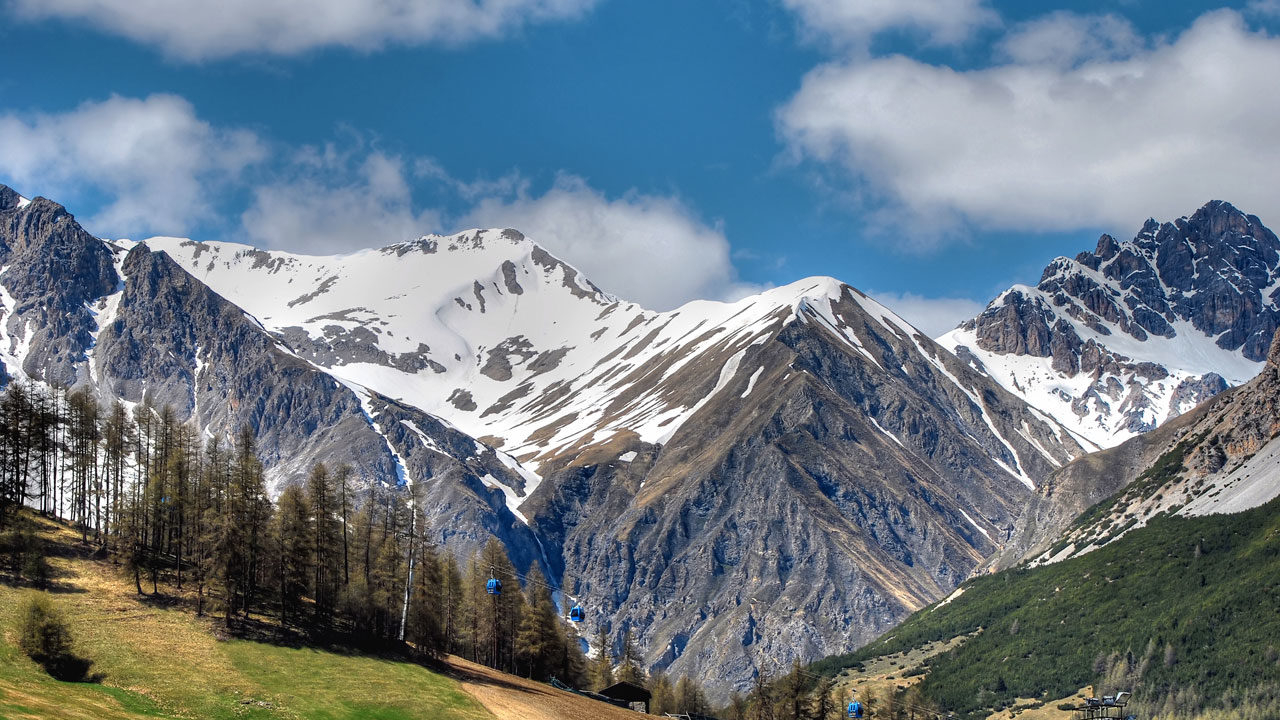 Dãy núi Alps quanh năm tuyết phủ vốn dĩ cũng rất thu hút khách du lịch Pháp.