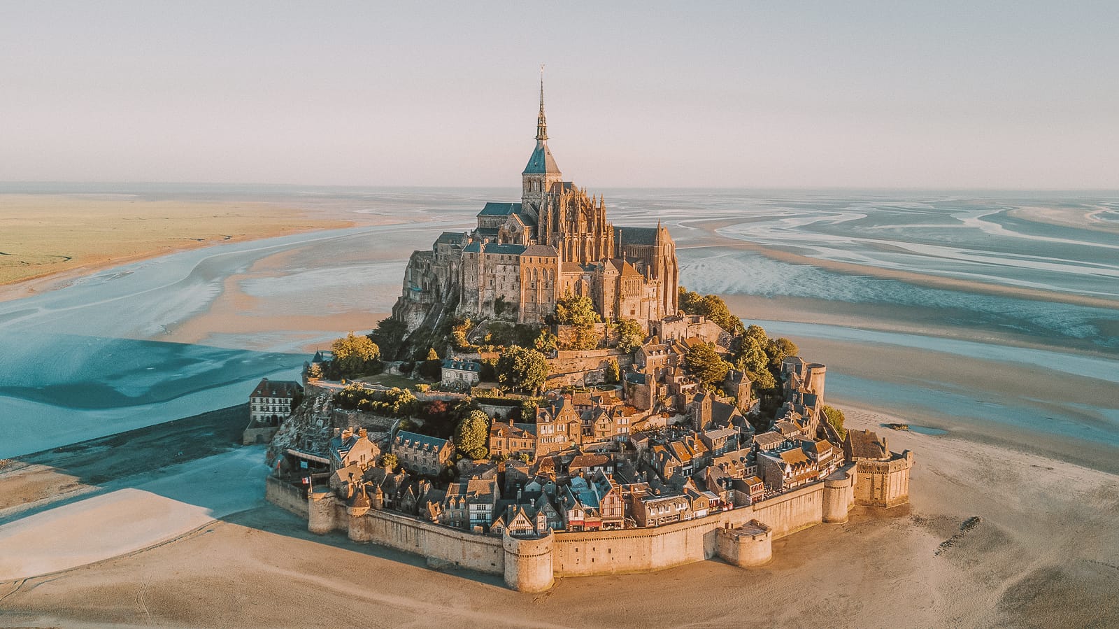 Mont Saint-Michel bảng lảng trong nắng chiều khi thủy triều rút hết. Tour du lich Phap.