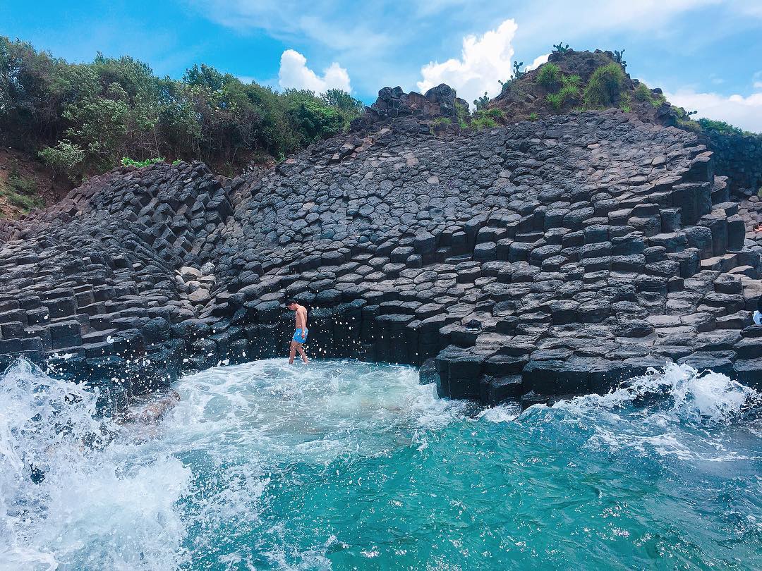 Ghềnh Đá Dĩa - điểm đến tour Phú Yên ưa thích của nhiều du khách. Tour phu yen.