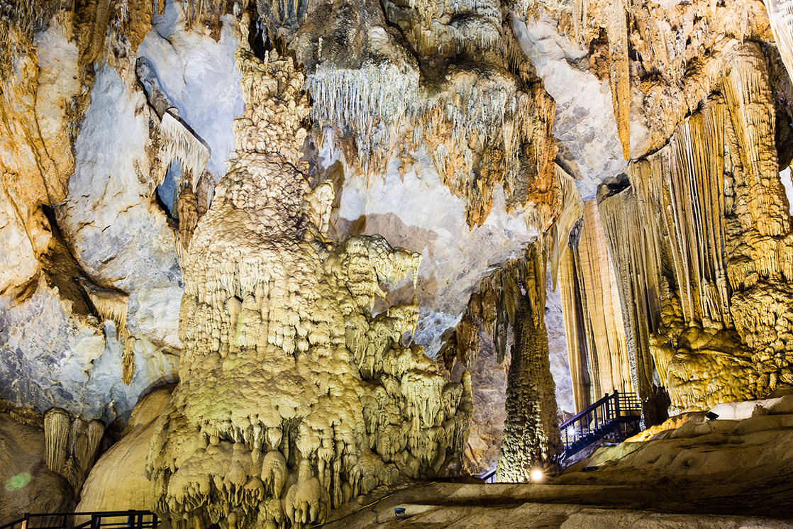 Hệ thống thạch nhũ bên trong động Thiên Đường. Tour quang binh, tour du lich quang binh. 