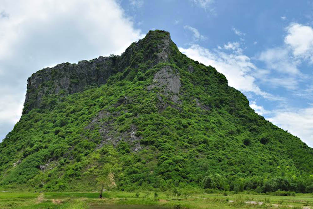 Núi Thần Đinh sẽ cho bạn điểm nhìn toàn bộ khung cảnh thiên nhiên Quảng Bình phía dưới. Tour quang binh, tour du lich quang binh. 