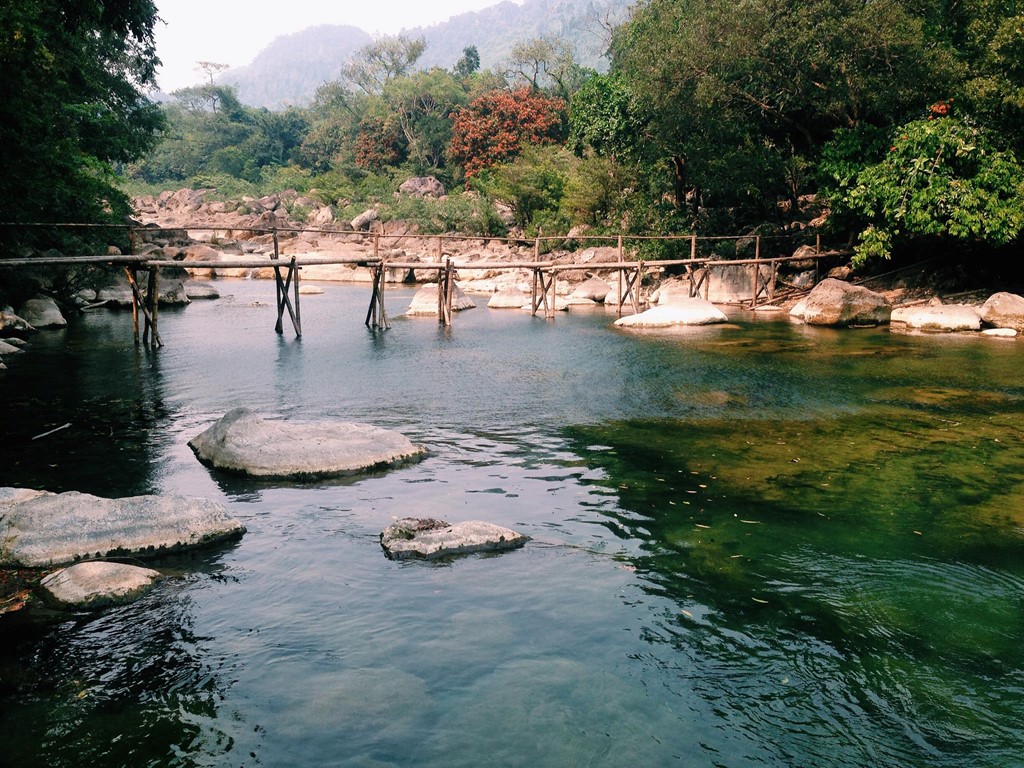 Suối Nước Moọc mộng mơ như thế này thì ai có thể cưỡng lại được chứ. tour quảng bình, tour du lịch quảng bình. 