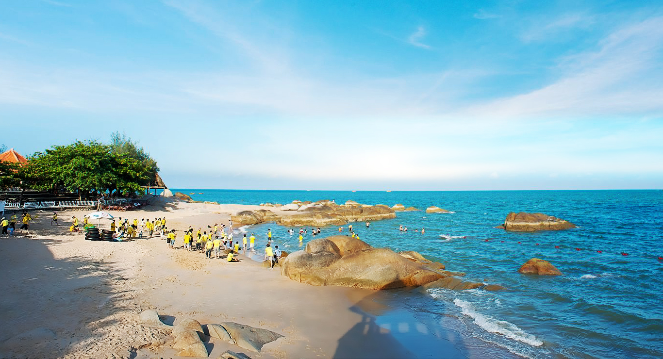 Biển Long Hải rộng rãi, xinh đẹp rất thích hợp cho những hoạt động ngoài trời. tour vung tau, tour du lich vung tau . 