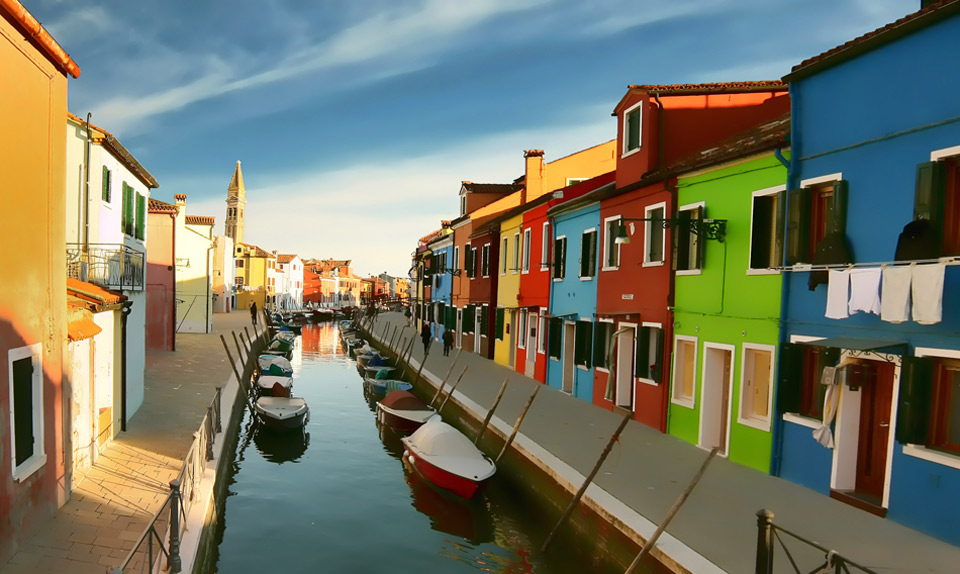 Đi tour du lịch Ý đến đảo Burano, bạn sẽ thích mê ngay những ngôi nhà đủ màu sắc nằm dọc hai bên bờ kênh.