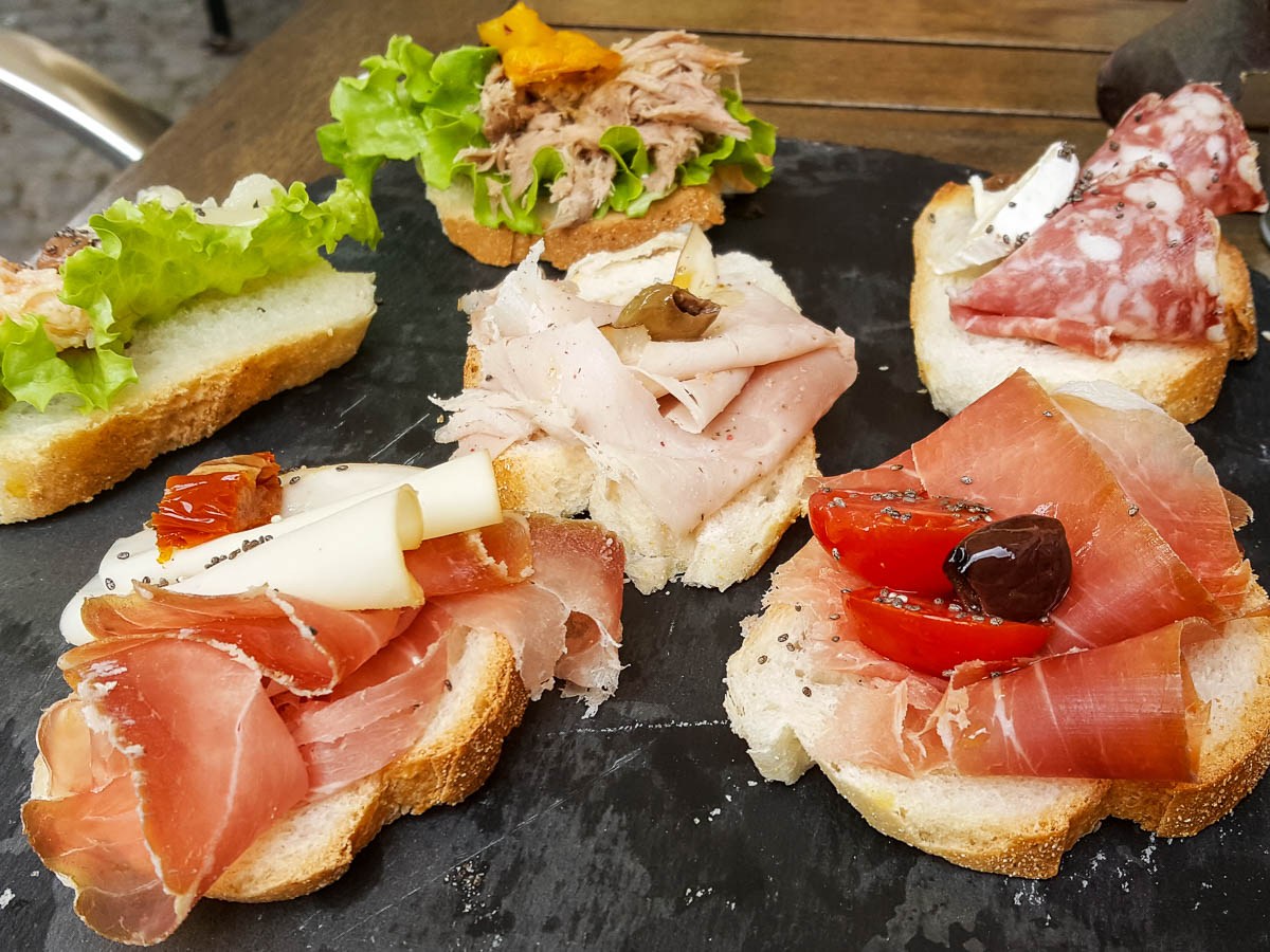 Cicchetti cũng làm ón ăn khá độc đáo cũng nên thử qua khi đi tour du lịch Ý.